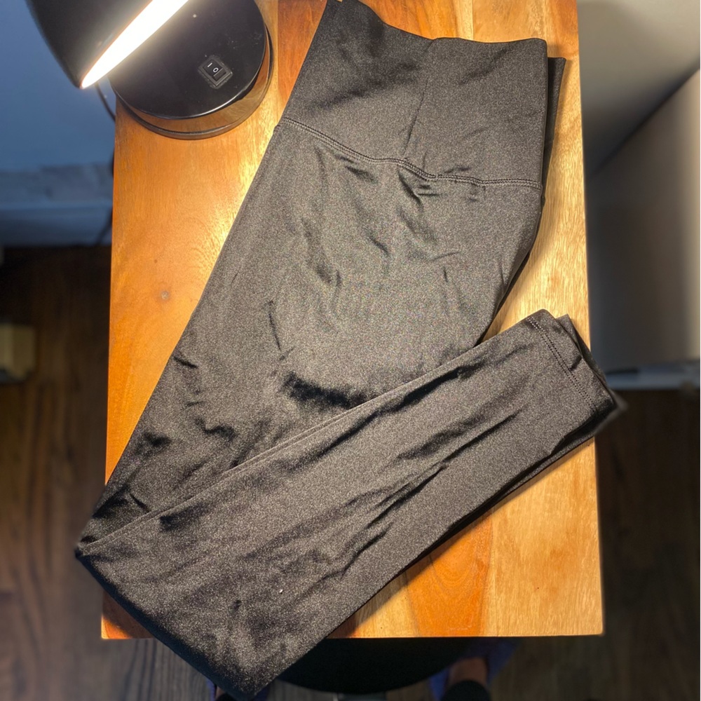 Women’s XS Aerie Black shimmery leggings.